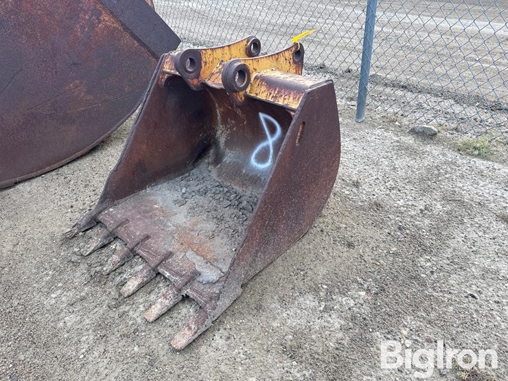 caterpillar-backhoe-bucket-image-1