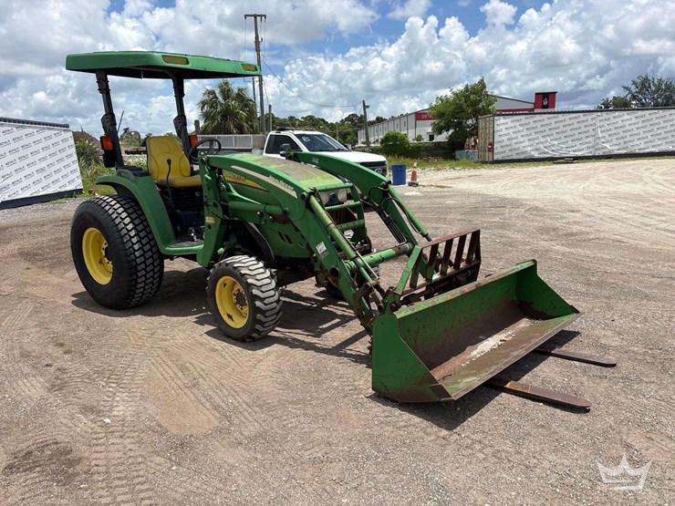 john-deere-utility-loader-tractor-image-2