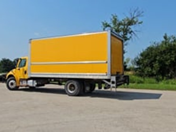 2015-freightliner-m2-106-image-5