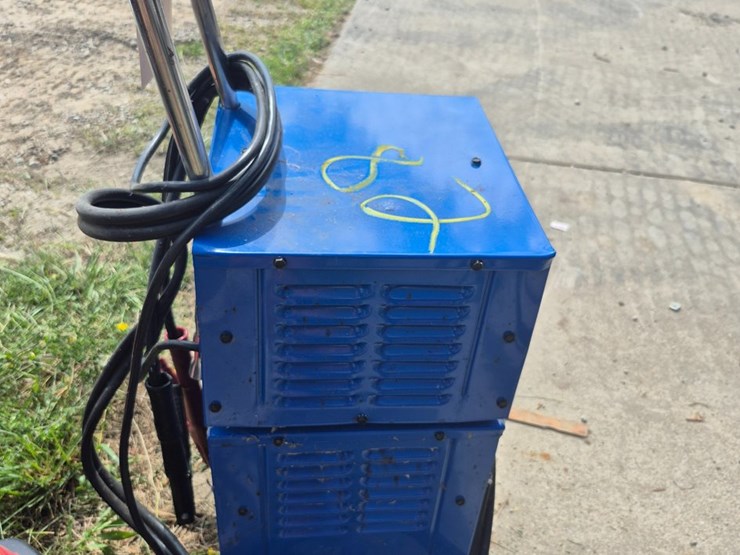 #82-•-12-volt-fully-automatic-charger-image-3
