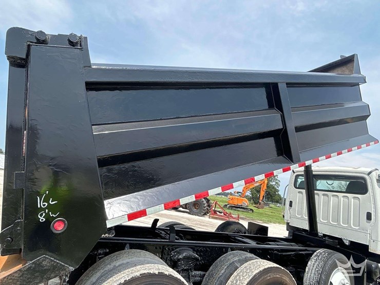2013-freightliner-m2-106-image-14