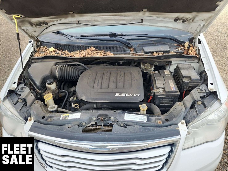2015-chrysler-town-&-country-image-43