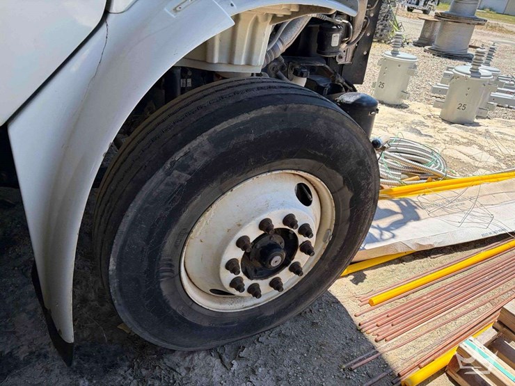 2016-freightliner-m2-106-image-21