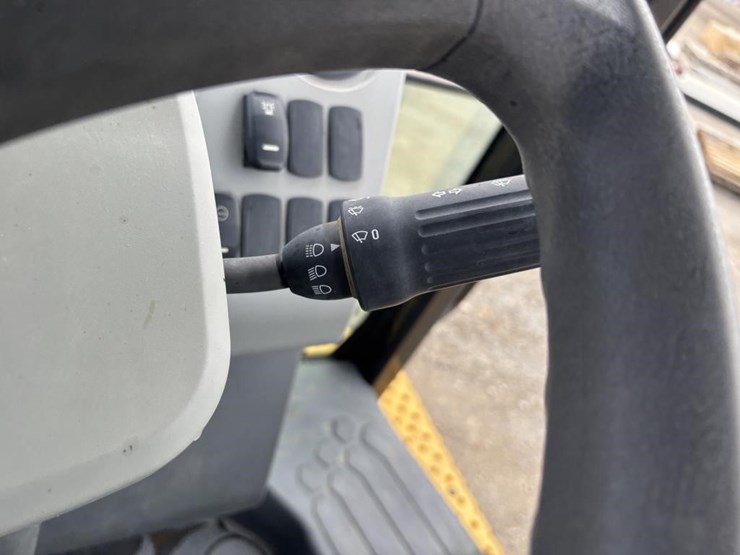 2022-caterpillar-430-image-34