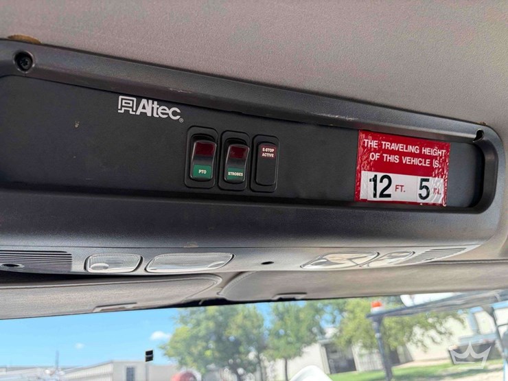 2017-freightliner-m2-106-image-17
