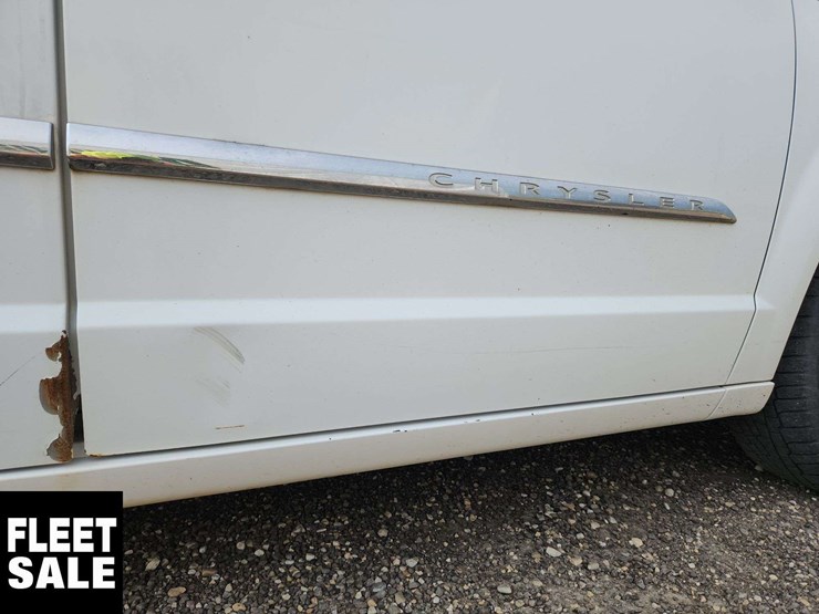 2016-chrysler-town-&-country-image-63