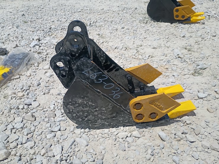 #l63-036-•-8"-bucket-mini-excavator-attachment-image-4