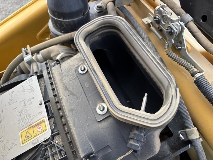 2022-caterpillar-430-image-53