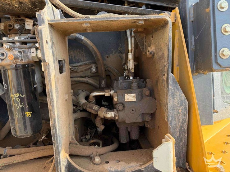 2020-deere-700k-xlt-image-48