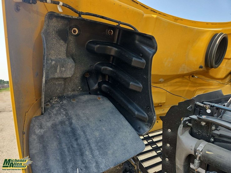 2015-freightliner-m2-106-image-22