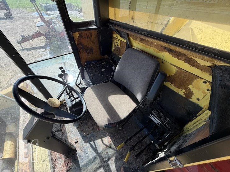 new-holland-tr85-image-13