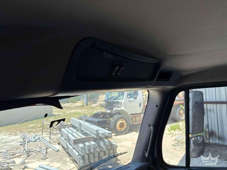 2016-freightliner-m2-106-image-11