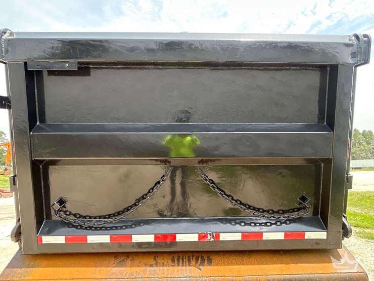 2013-freightliner-m2-106-image-16