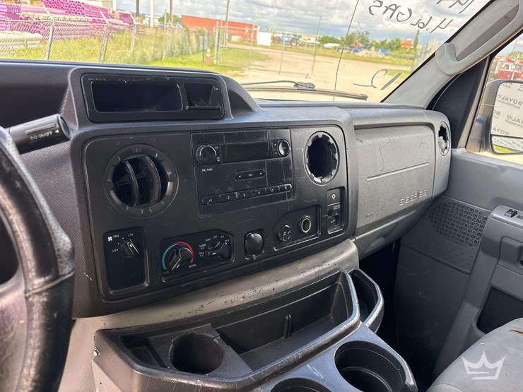 2014-ford-cargo-image-15