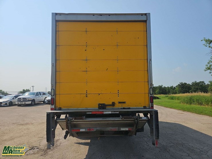 2015-freightliner-m2-106-image-7