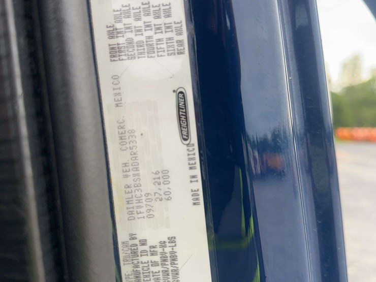 2010-freightliner-m2-106-image-33