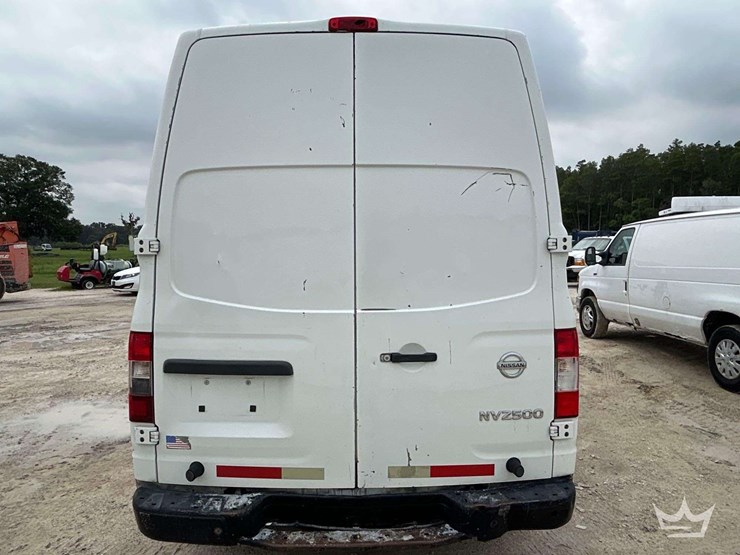 2017-nissan-nv2500hd-image-27