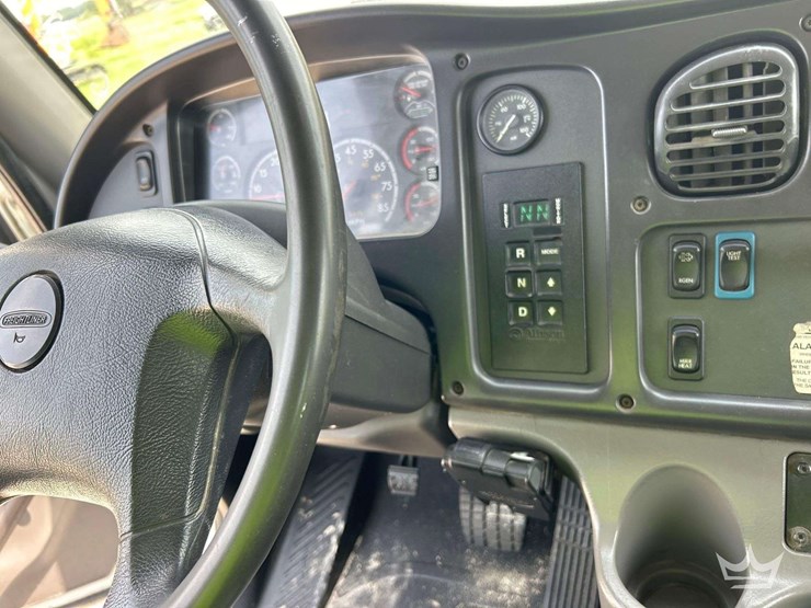 2013-freightliner-m2-106-image-20