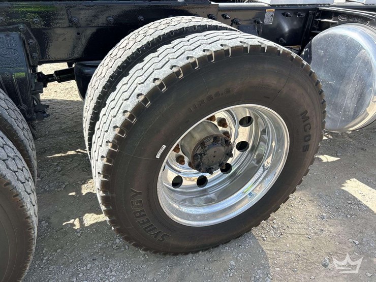 2020-peterbilt-389-image-33