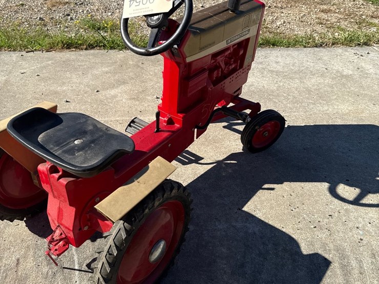 #54-•-international-farmall-826-demonstrator-pedal-tractor-image-5