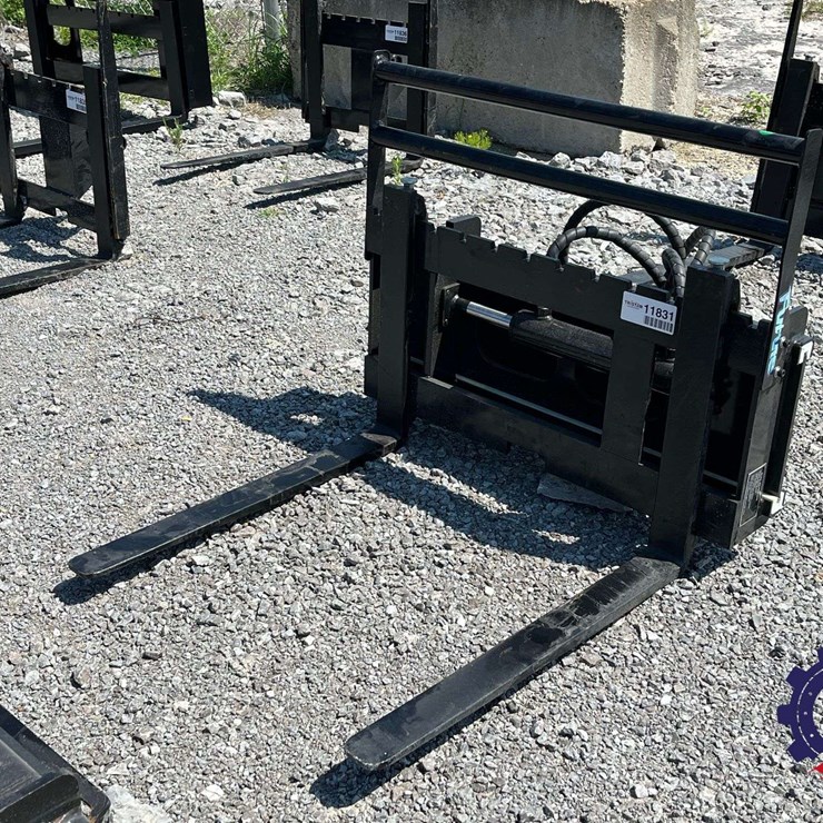 Unused 2026 FUTURE FT-CYHC mini skid steer Side shift fork Attachment