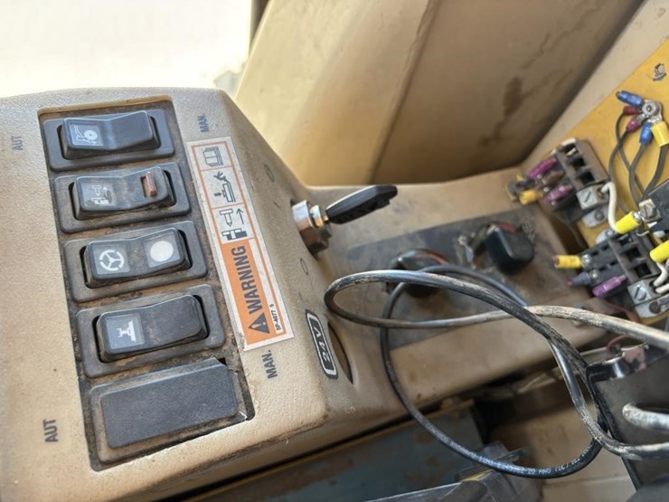 2005-caterpillar-143h-image-47