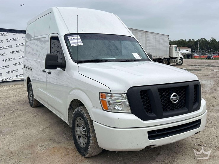 2017-nissan-nv2500hd-image-2
