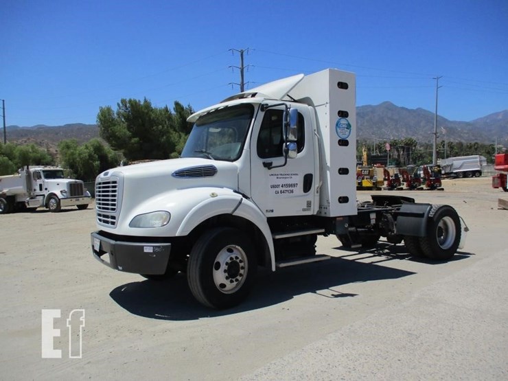 2013-freightliner-business-class-m2-112-image-2