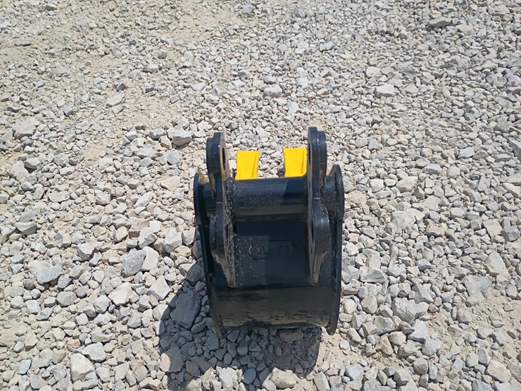 #l63-037-•-8"-bucket-mini-excavator-attachment-image-3