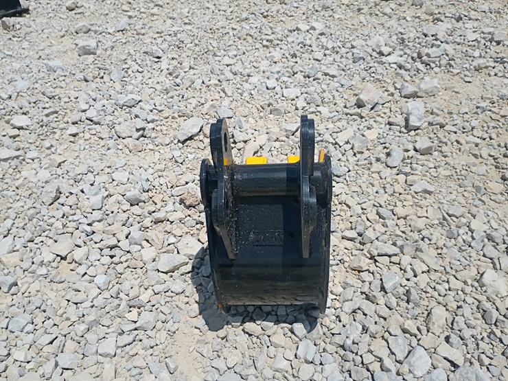 #l63-034-•-8"-bucket-mini-excavator-attachment-image-3