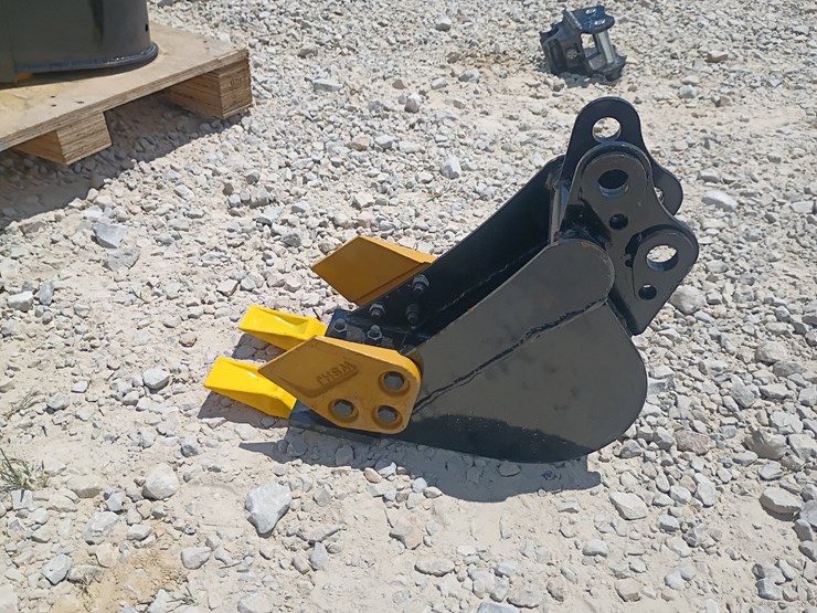 #l63-036-•-8"-bucket-mini-excavator-attachment-image-2