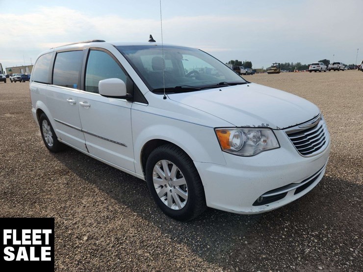 2016-chrysler-town-&-country-image-4