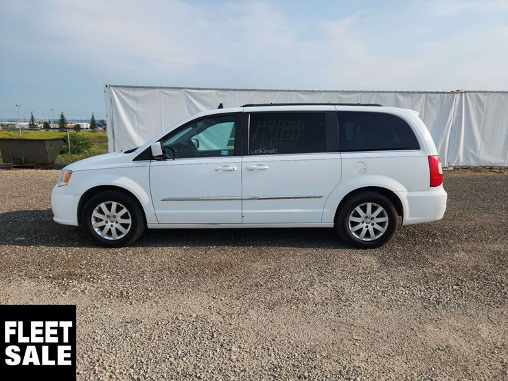 2016-chrysler-town-&-country-image-5