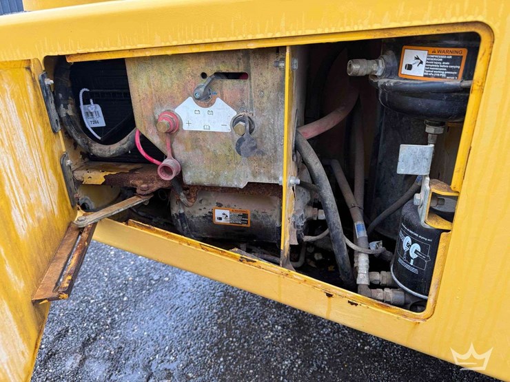 2013-deere-250d-image-29