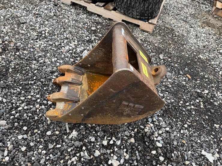 h&e-18”-excavator-bucket-image-3