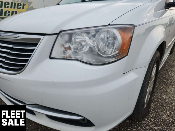 2015-chrysler-town-&-country-image-53