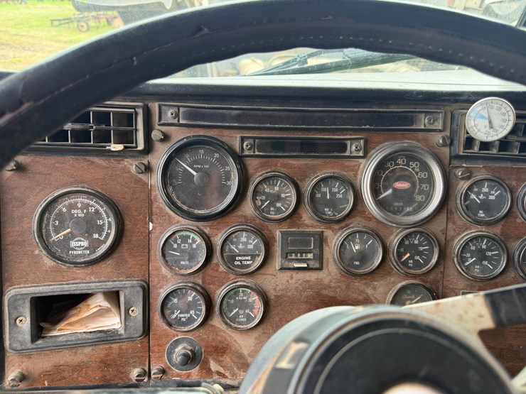 1989-peterbilt-379-image-97