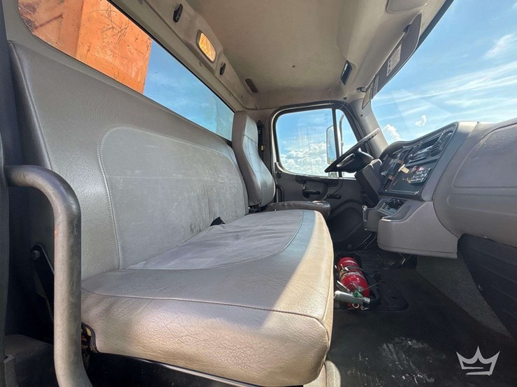 2014-freightliner-m2-106-image-30