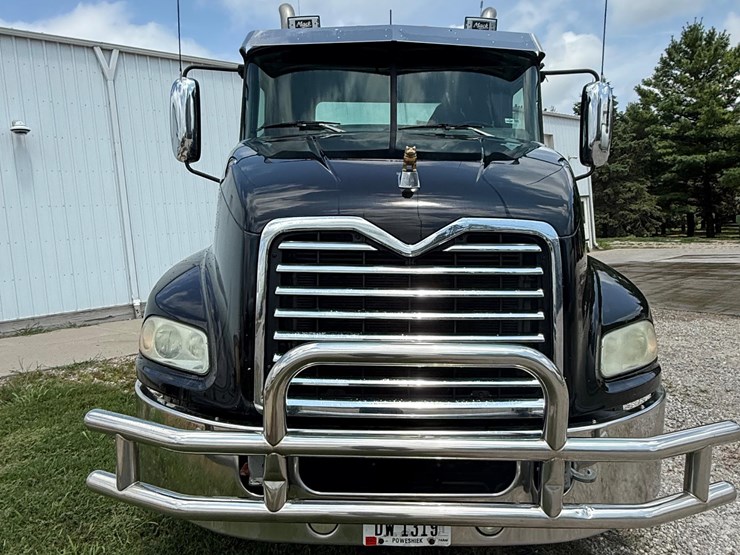 2015-mack-cxu613-t/a-truck-tractor-image-2