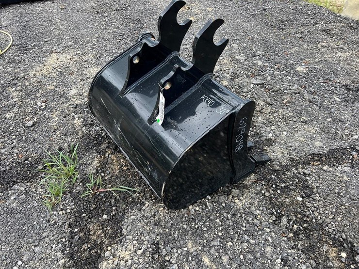 30”-quick-attach-excavator-bucket-for-kx40-image-3