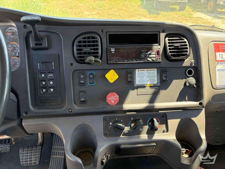 2018-freightliner-m2-106-image-15