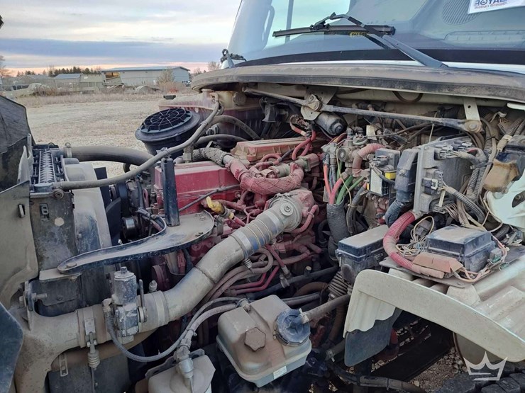 2014-freightliner-m2-106-image-16