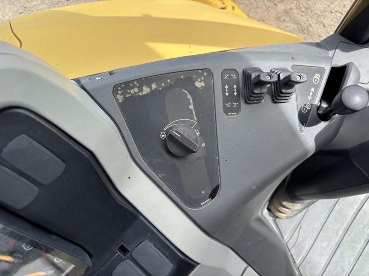 2022-caterpillar-430-image-44