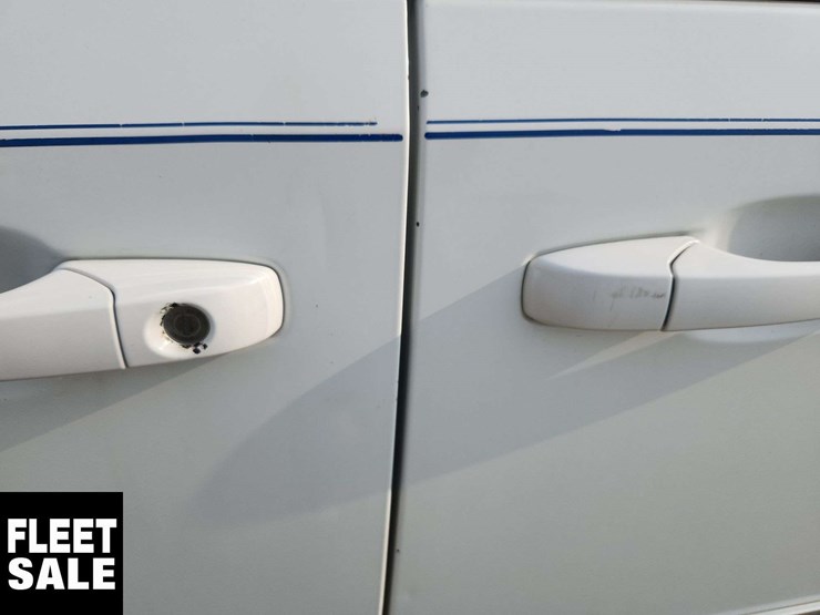 2016-chrysler-town-&-country-image-56