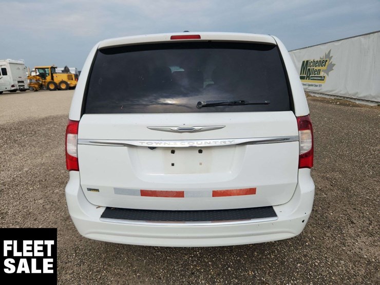 2015-chrysler-town-&-country-image-6