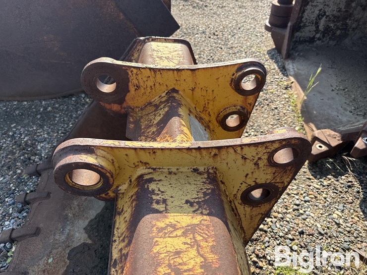 caterpillar-backhoe-bucket-image-10