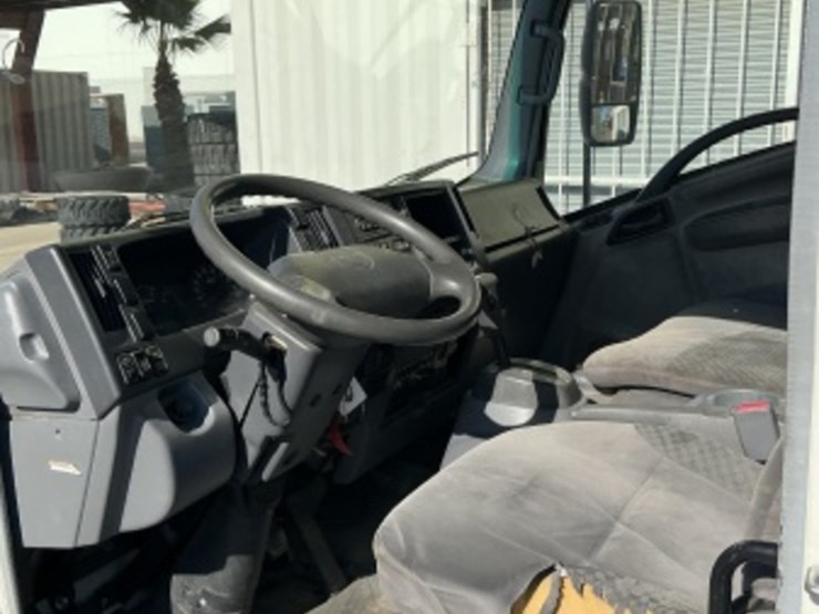 2009-isuzu-nqr-image-16