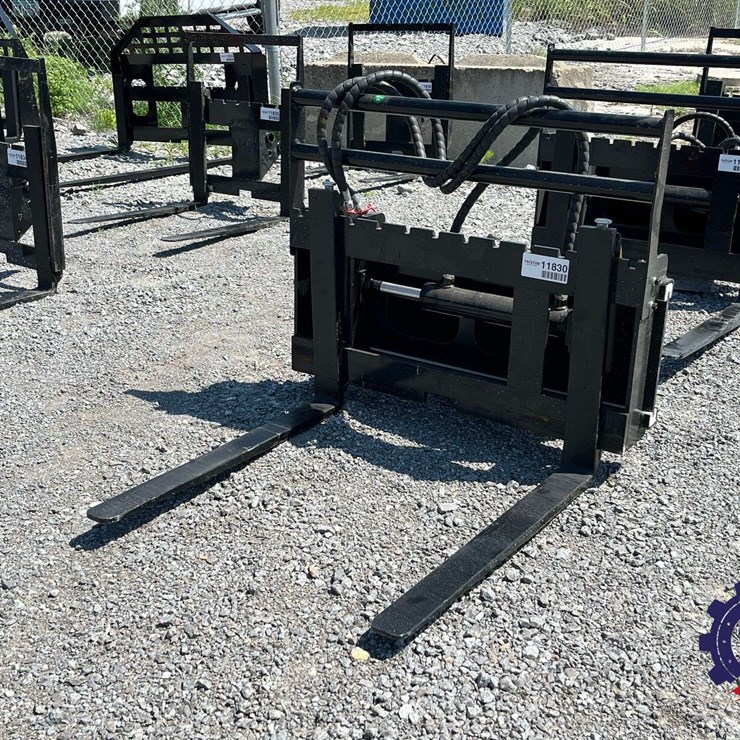 Unused 2026 FUTURE FT-CYHC mini skid steer Side shift fork Attachment