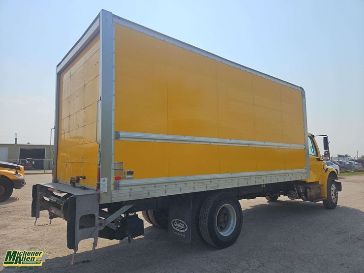 2015-freightliner-m2-106-image-4