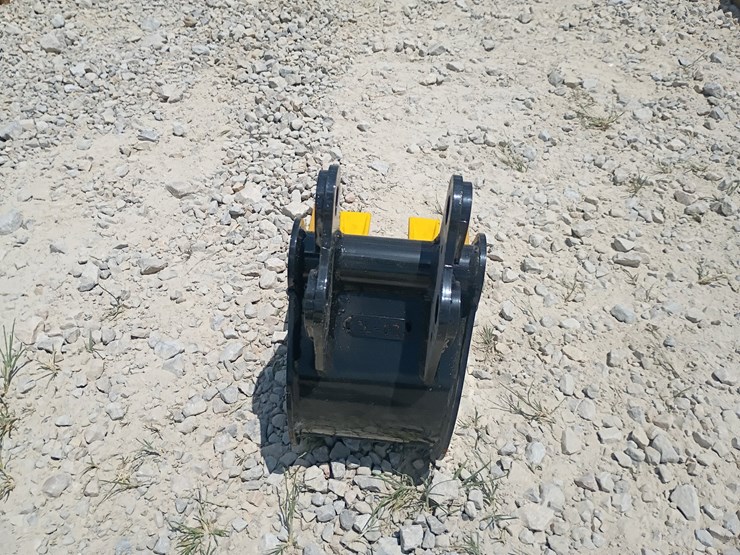 #l63-035-•-8"-bucket-mini-excavator-attachment-image-3